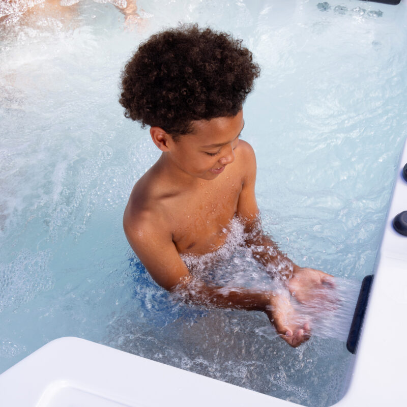 AHS Lifesmart 2023 Acacia L Alpine White Lifestyle Boy Waterfall pop 2000px e1709584677447