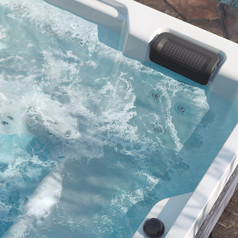 AHS Lifesmart 2023 Acacia L Alpine White Lunar Gray Lifestyle Detail Water 2000px e1709584905810