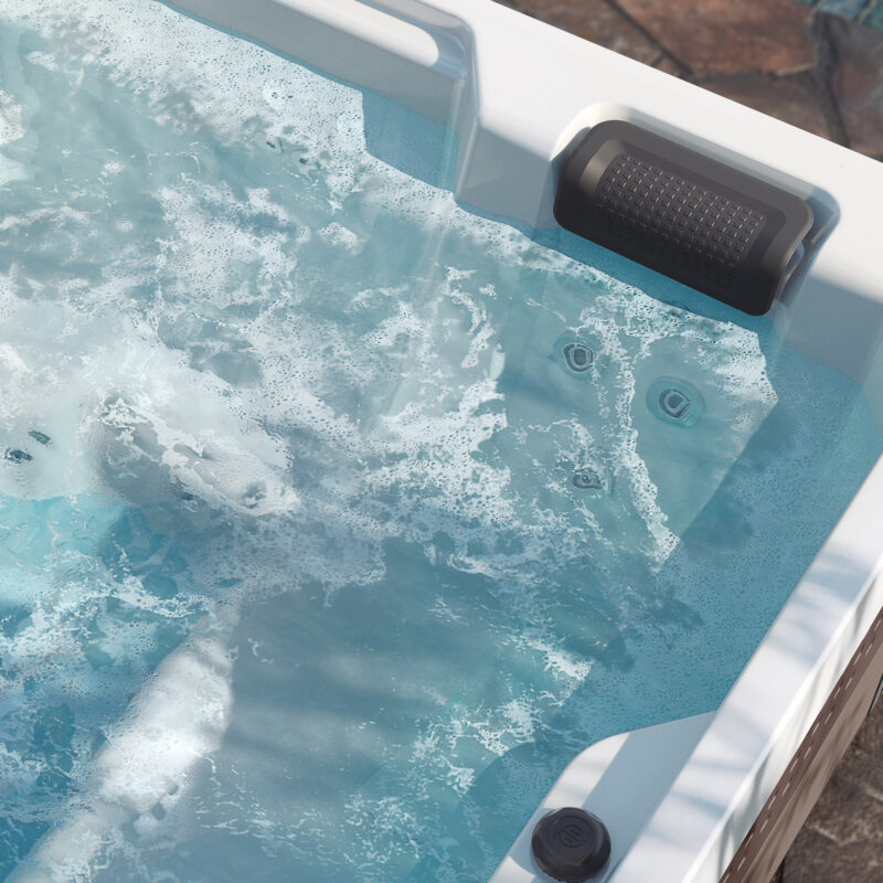 AHS Lifesmart 2023 Acacia L Alpine White Mocha Brown Lifestyle Detail Water 2000px e1709586109918