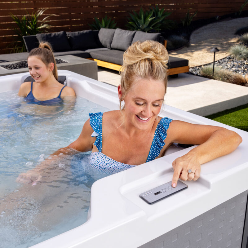 AHS Lifesmart 2023 Acacia NL Alpine White Lunar Gray Lifestyle Woman CP pop 2000px e1709585407500