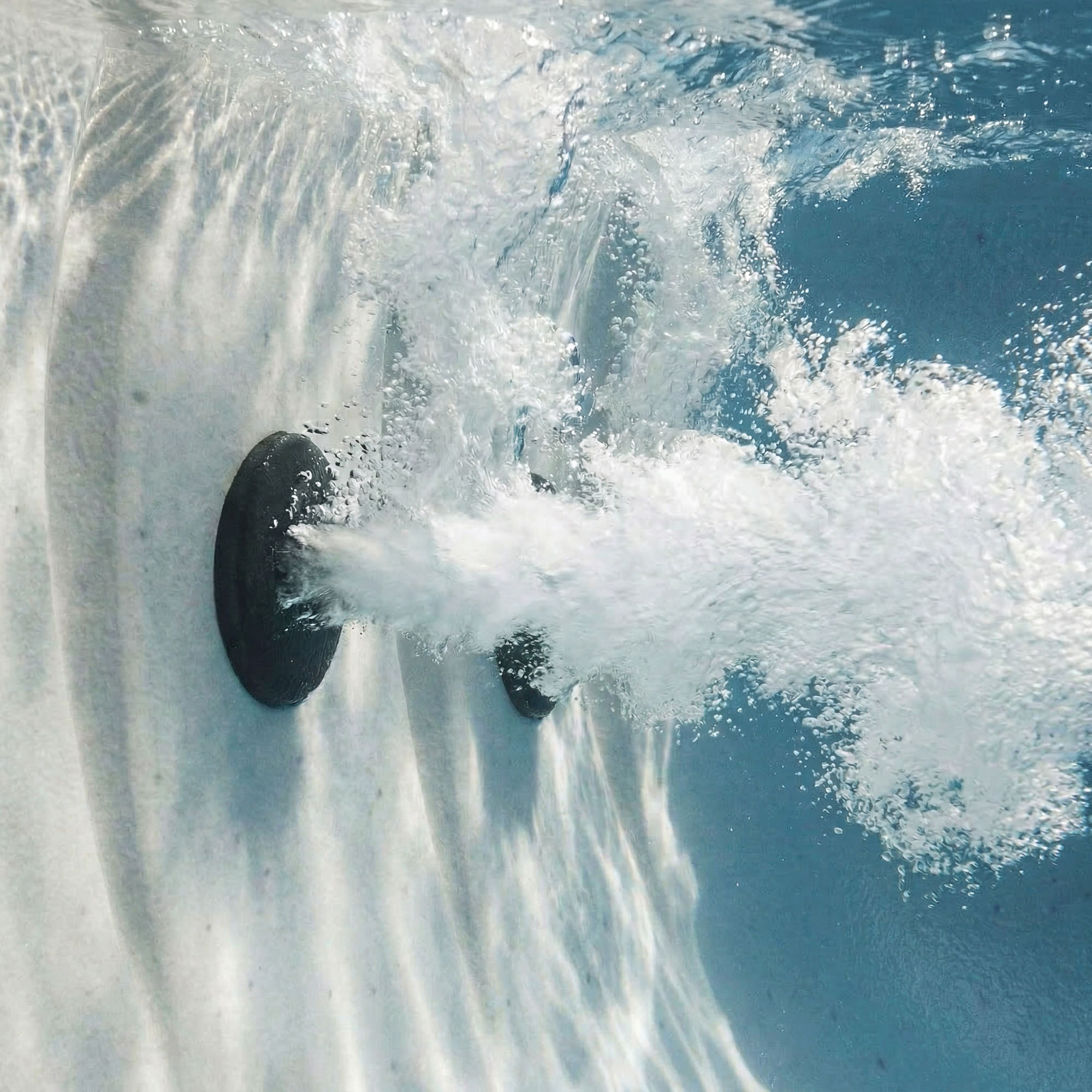 LS600DX Arctic White Coastal Gray Jets close up in action